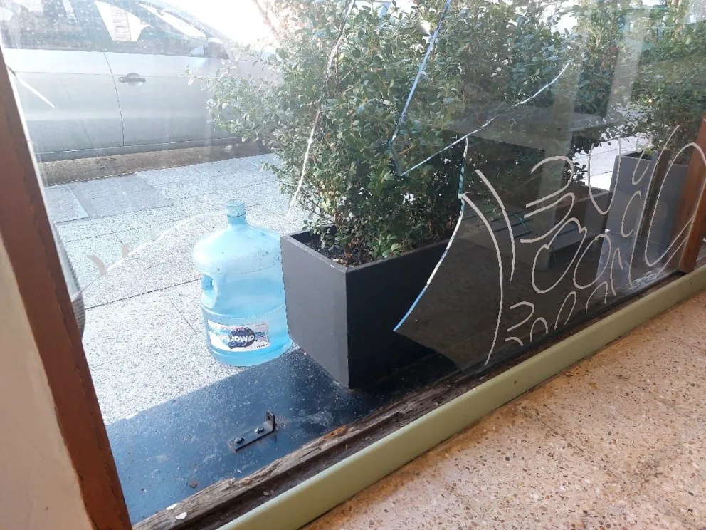 Rompieron el vidrio con una baldosa y robaron en una panadería