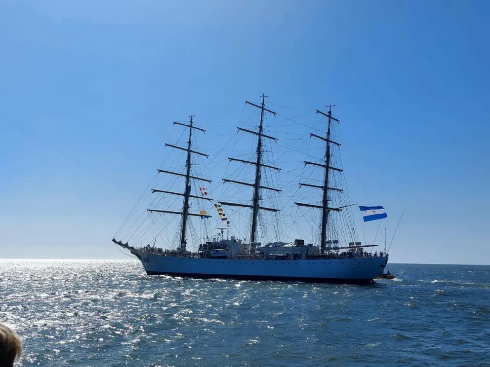 Video: la Fragata Libertad dejó Mar del Plata y partió rumbo a Puerto Belgrano