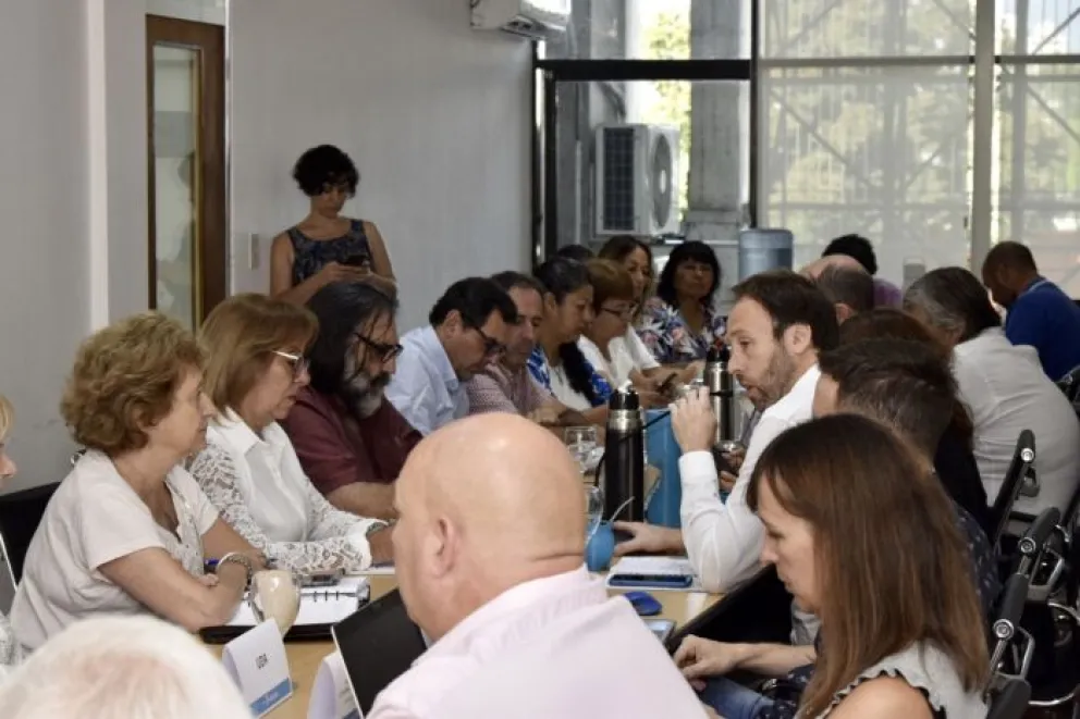 La Provincia ofreció a los gremios docentes un incremento que llega al 40% en julio