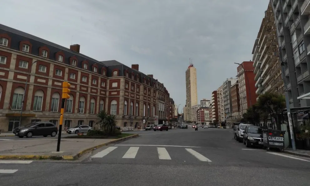 Pese al tiempo inestable, en Mar del Plata se disfruta el "finde" largo