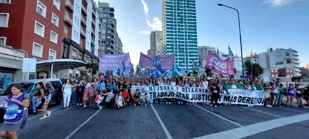 8M en fotos: una multitud marchó en Mar del Plata para pedir por más derechos