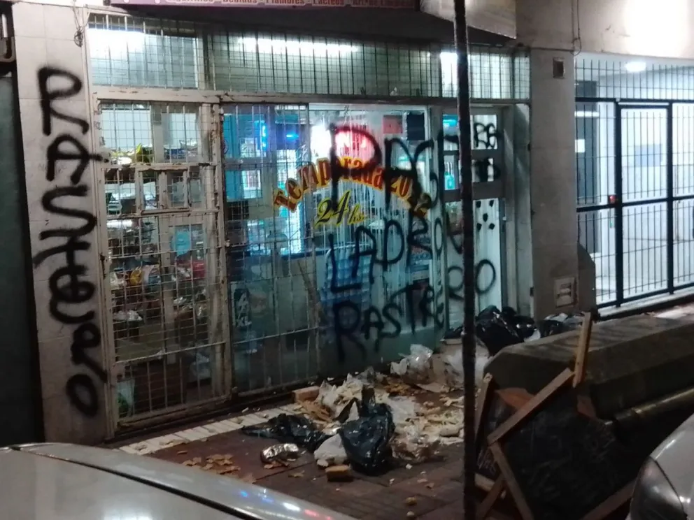 Escrache de vecinos de Vieja Terminal a comercio que denuncian por actividades ilegales