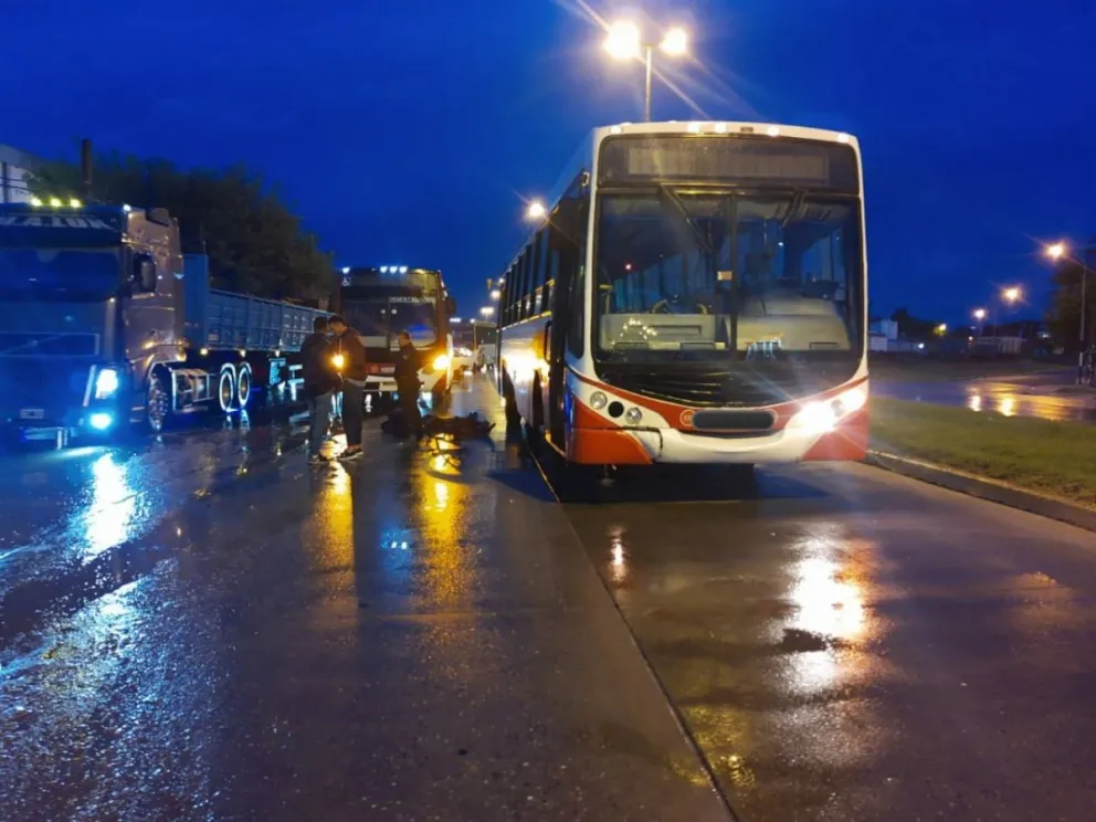 Ciclista con politraumatismos tras ser embestido por un colectivo de la línea 25 de Mayo
