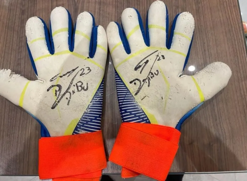 Subastan por 45.000 dólares los guantes del 'Dibu' Martínez