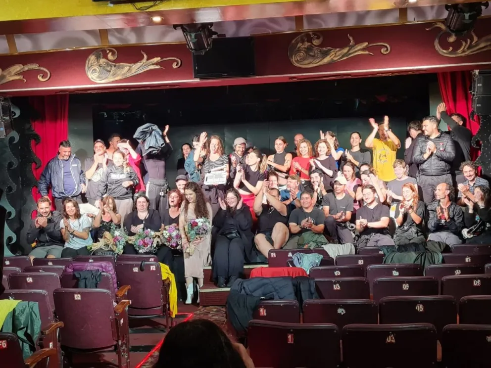 "ELENA SABE": el Teatro Victoria "despidió" el rodaje para NETFLIX en MDQ