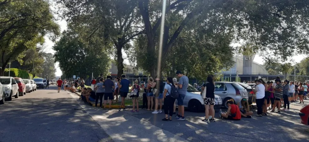 Una multitud para anotarse en la pileta del Polideportivo Municipal