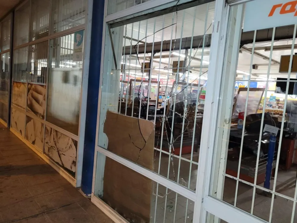 Menores de edad rompieron los vidrios de un supermercado