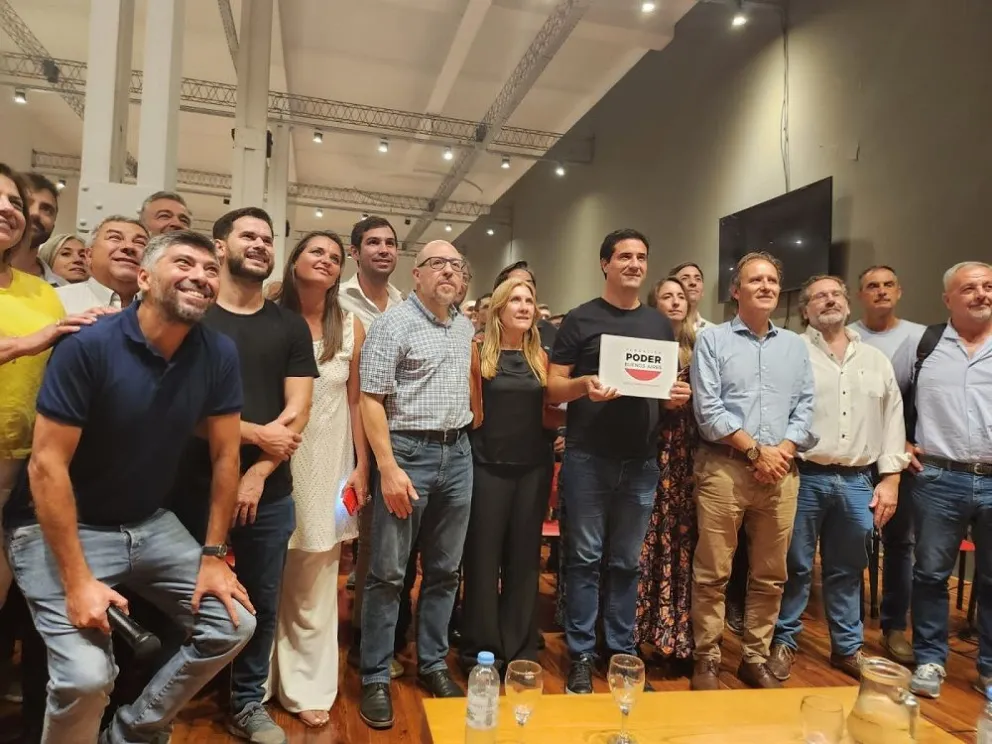 Maxi Abad presentó el libro de políticas públicas propuestas por la Fundación Poder