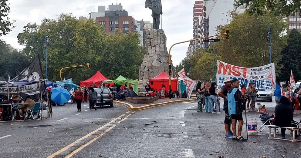 La Unidad Piquetera convocó a una marcha de antorchas y posterior acampe frente al palacio comunal