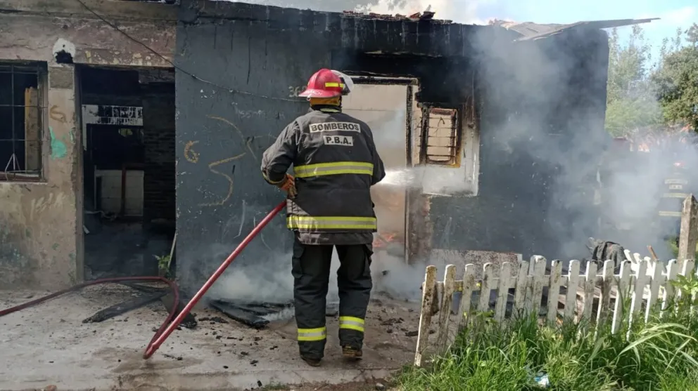Incendio total en una vivienda de cuatro ambientes