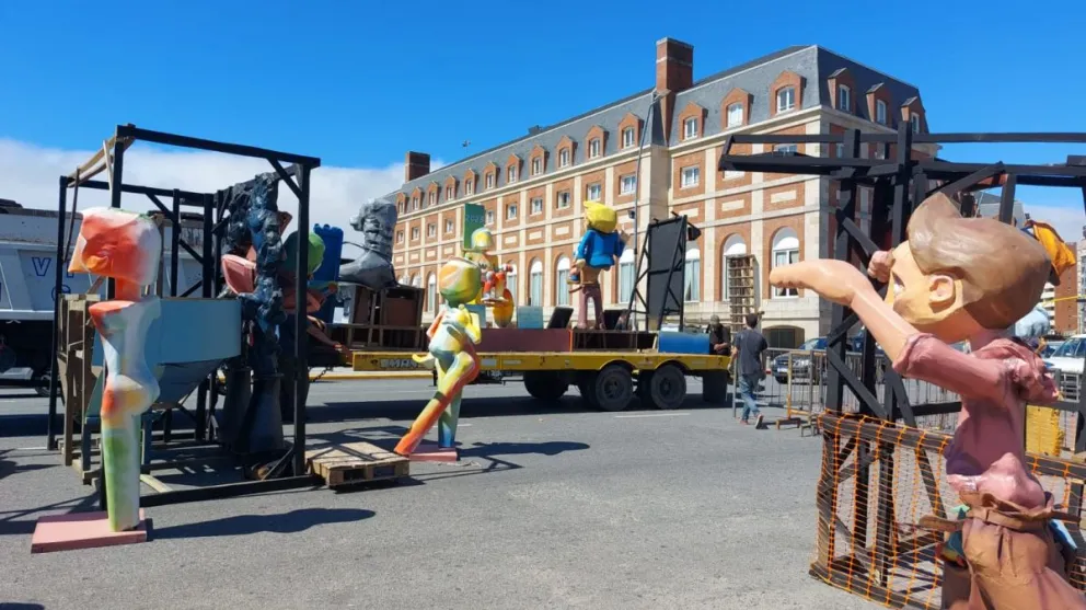 El monumento fallero va tomando color para lo que será su cremá