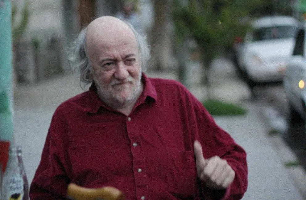 Murió Enrique Symns, el periodista y escritor que fundó la icónica revista Cerdos & Peces