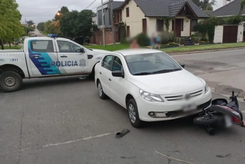 Madre e hija iban en moto y fueron embestidas por un auto en Punta Mogotes
