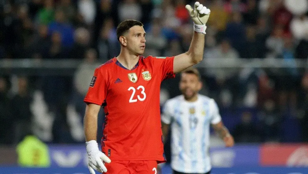 "Dibu" Martínez: "Me emociona que los chicos usen mi camiseta"