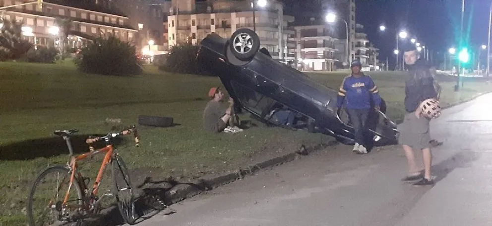 Volcó en Mario Bravo y la costa y el test de alcoholemia le dio positivo: 2,38 g/l