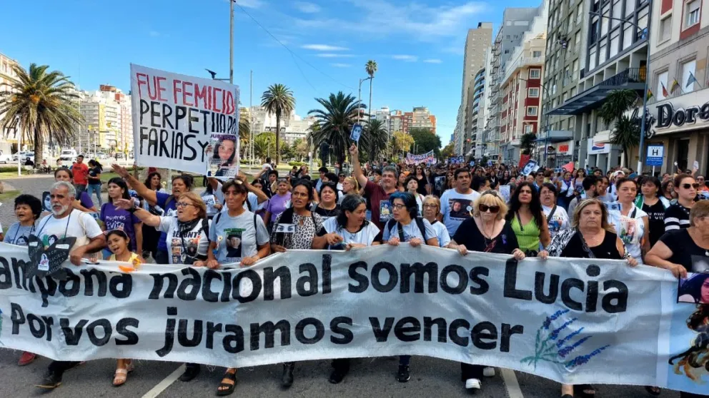 Cientos de personas realizaron una marcha por Lucía Pérez tras la lectura de la sentencia