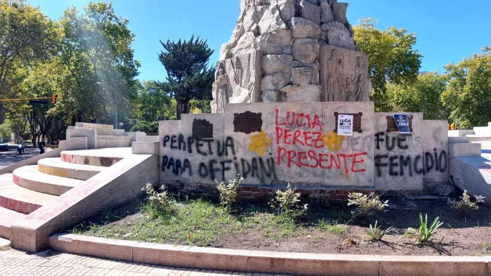 El Monumento a San Martín amaneció con pintadas