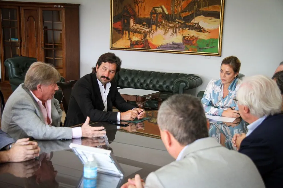 Royon se reunió con la Cámara de la Construcción y se refirió a a culminación del Gasoducto de la Costa