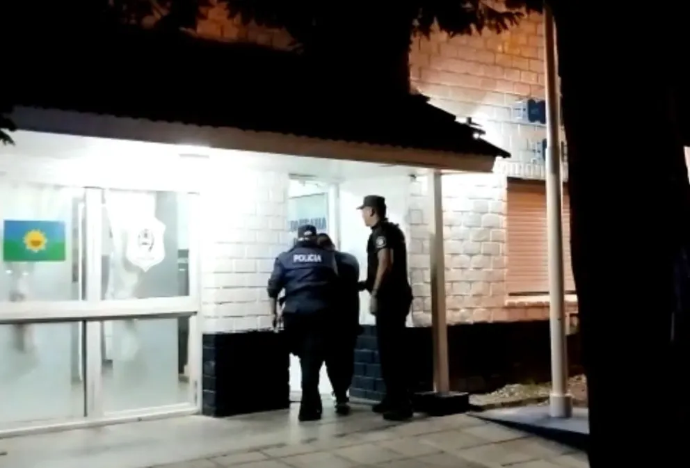 Encarcelan en Batán a un hombre que le tiró agua caliente a su pareja delante de sus hijos