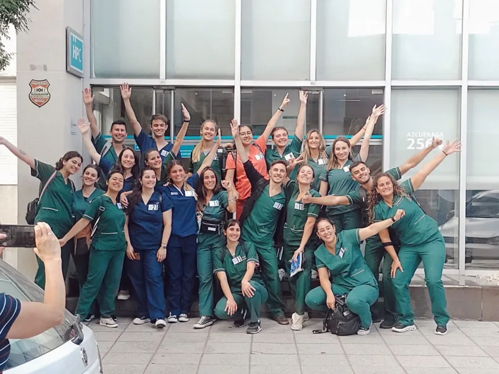 Llegó el gran día: Estudiantes de Medicina en Mar del Plata rindieron el examen final