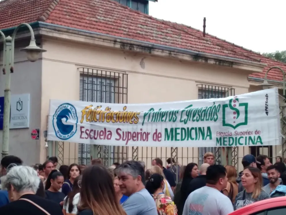 Con mucha emoción, egresaron en Mar del Plata los primeros médicos de la educación pública