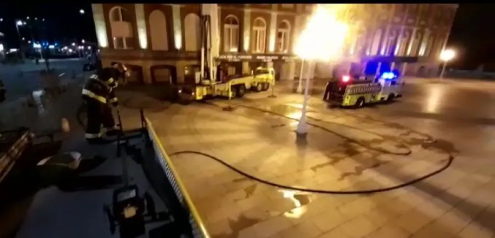 Los bomberos trabajaron hasta la madrugada para contener el fuego en las inmediaciones del Auditórium