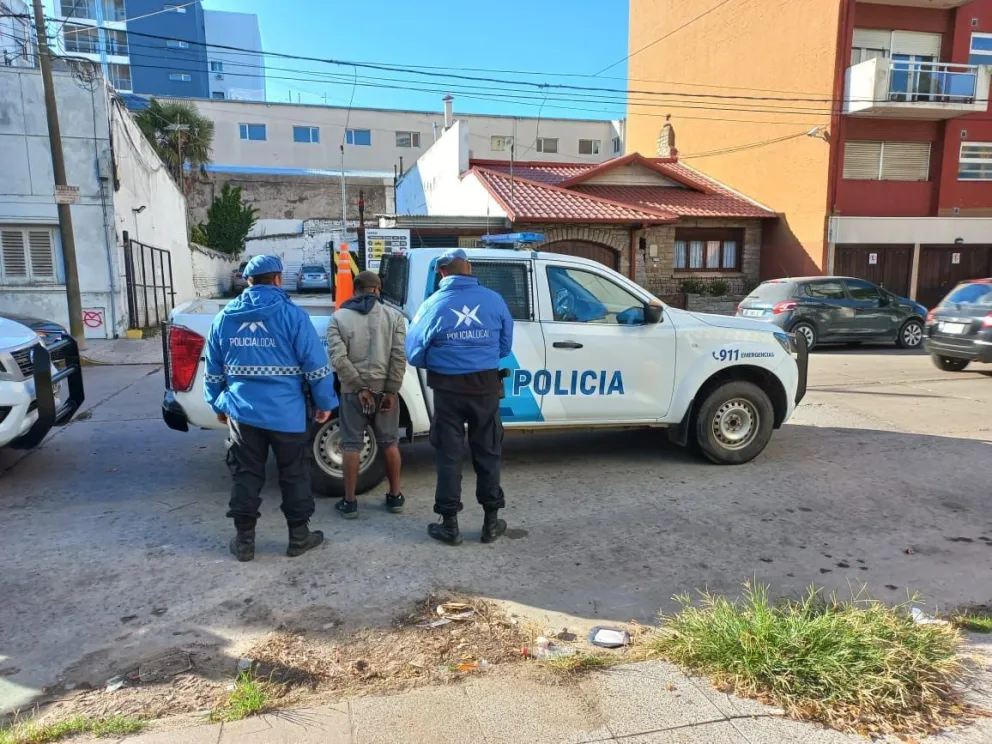 Fue a ver la casa que tenía a la venta y encontró un delincuente durmiendo