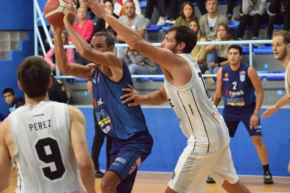 Unión demolió a Estudiantes de Olavarría y sigue invicto