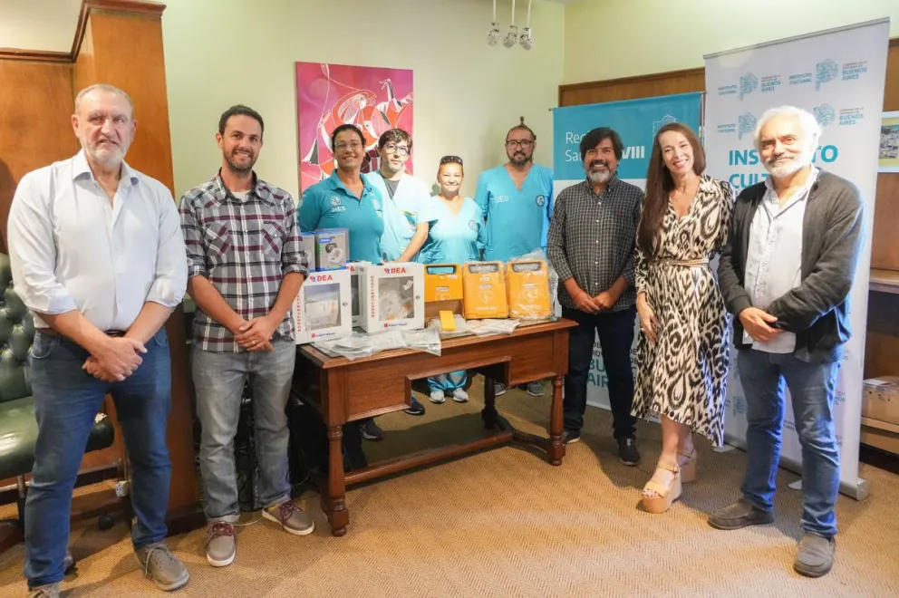 Suman desfibriladores y capacitan en emergencias al personal del Auditorium