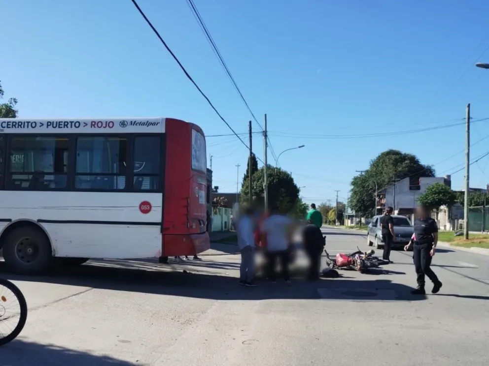 Un colectivo de la línea 521 chocó con una moto en el barrio Newbery