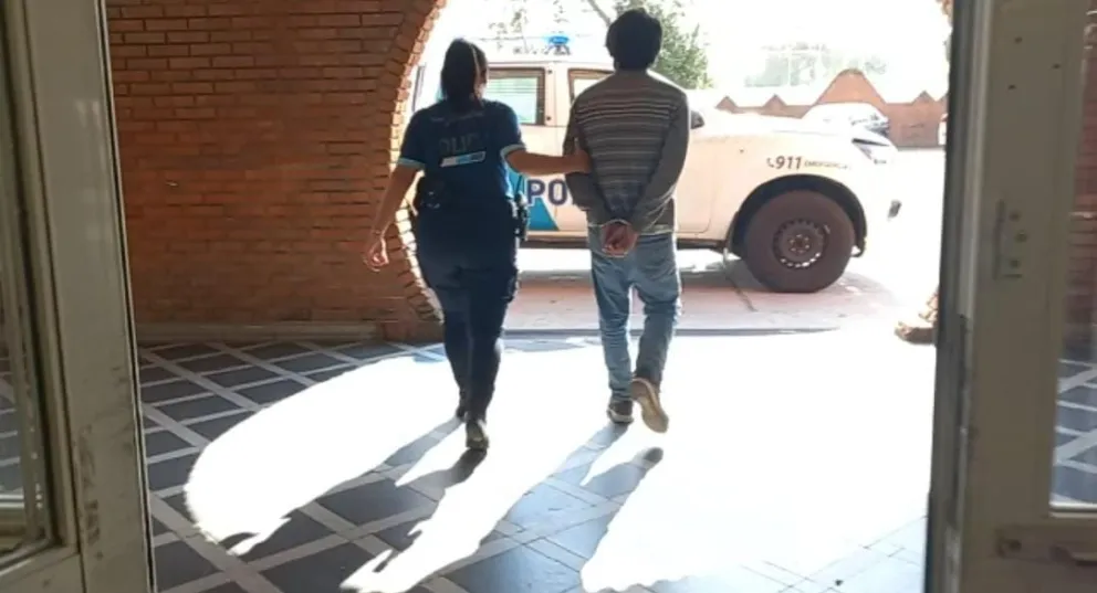 Delincuente con antecedentes robó quesos de un supermercado