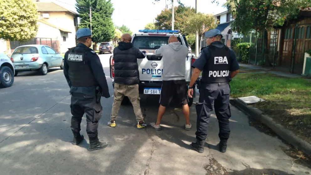 Robaban autos con inhibidores y los atraparon por las cámaras del COM