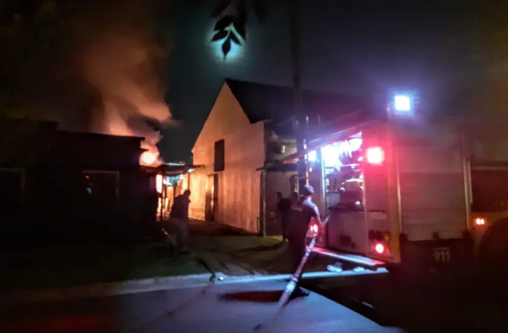 Bomberos controlaron un incendio en el barrio Peralta Ramos Oeste