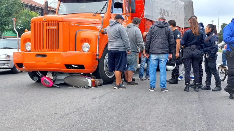 Camión con acoplado embistió a una moto y la arrastró cinco metros