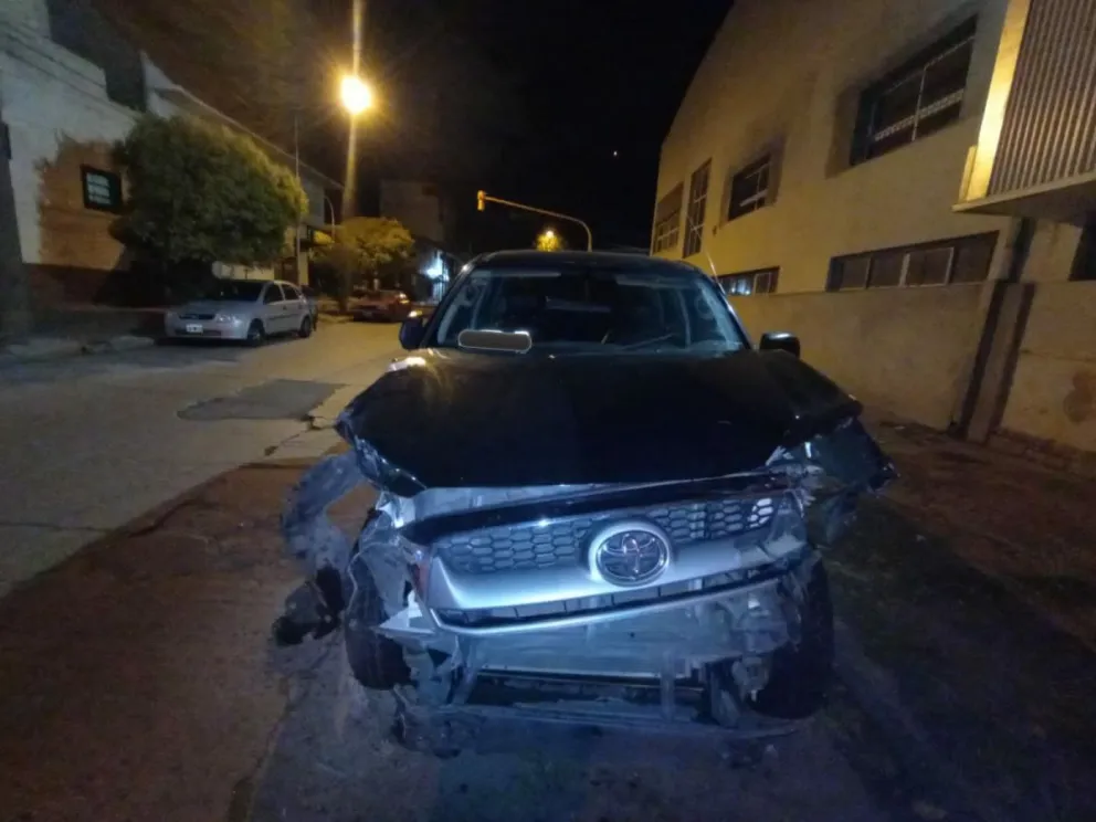 Robaban a bordo de una Hilux y destrozaron varios vehículos cuando los perseguían