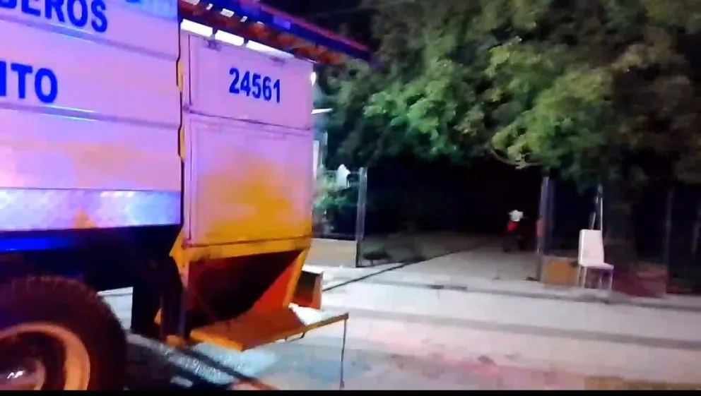 Se incendió una vivienda y una mujer fue auxiliada por los vecinos