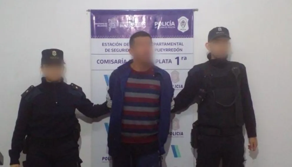 Cuidacoches golpeó a un automovilista porque no le dio dinero