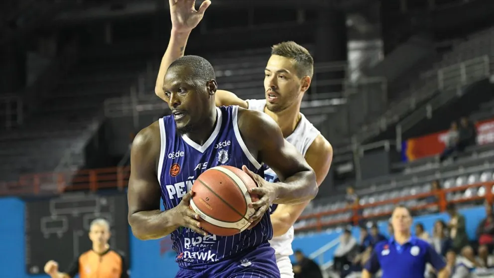 Peñarol logró una gran victoria ante Regatas para cortar la mala racha 