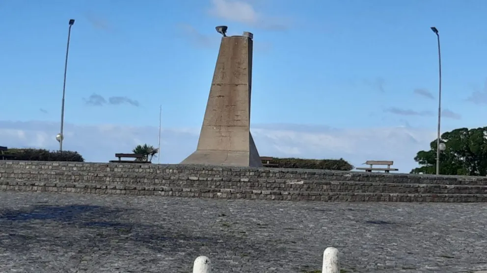 Retiraron por obras de mantenimiento el mástil de la rotonda del Golf Club de Playa Grande