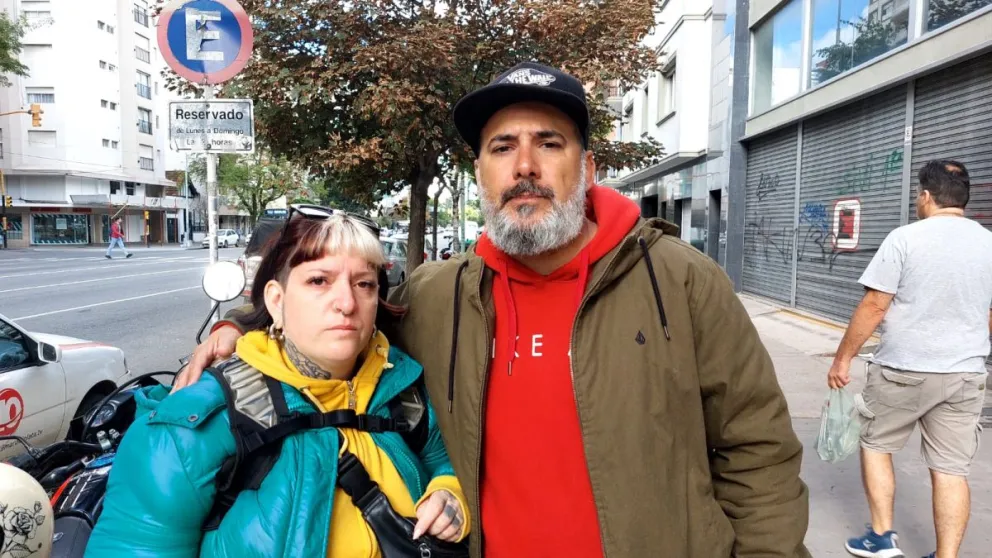 Una odisea increíble: Les ocuparon la casa y les tiraron los perros salchicha por la ventana