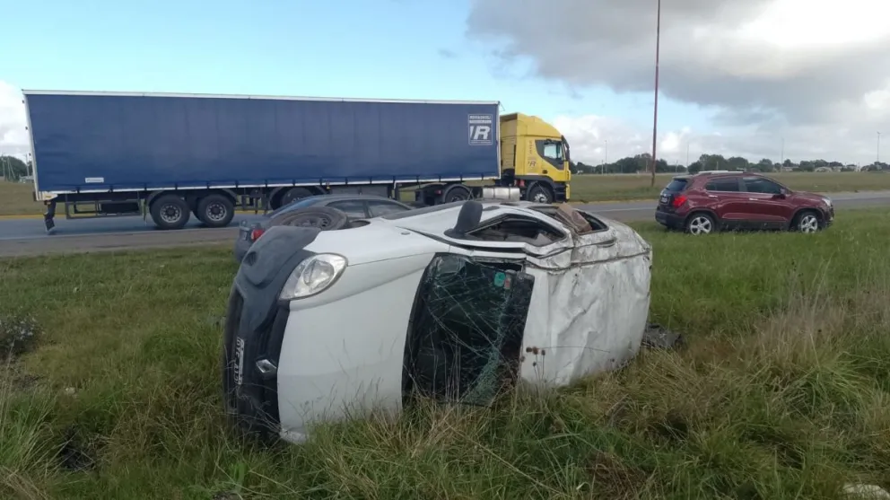 Volcó una Kangoo en la Ruta 226