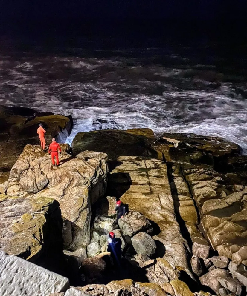 Entró a robar en una casa, lo descubrieron y se arrojó al mar