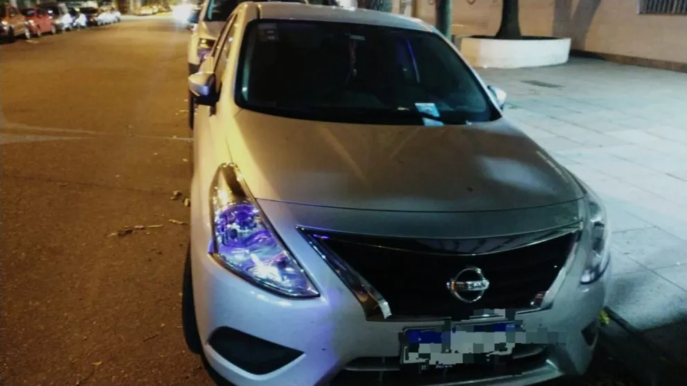 Intentó robar un auto, lo descubrieron y en la huida le arrebató la mochila a una mujer