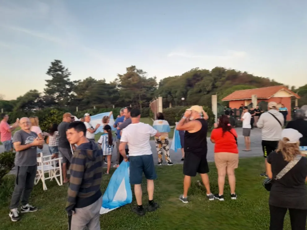 Vecinos de El Marquesado se manifestaron en Chapadmalal donde está el Presidente por la cesión de tierras