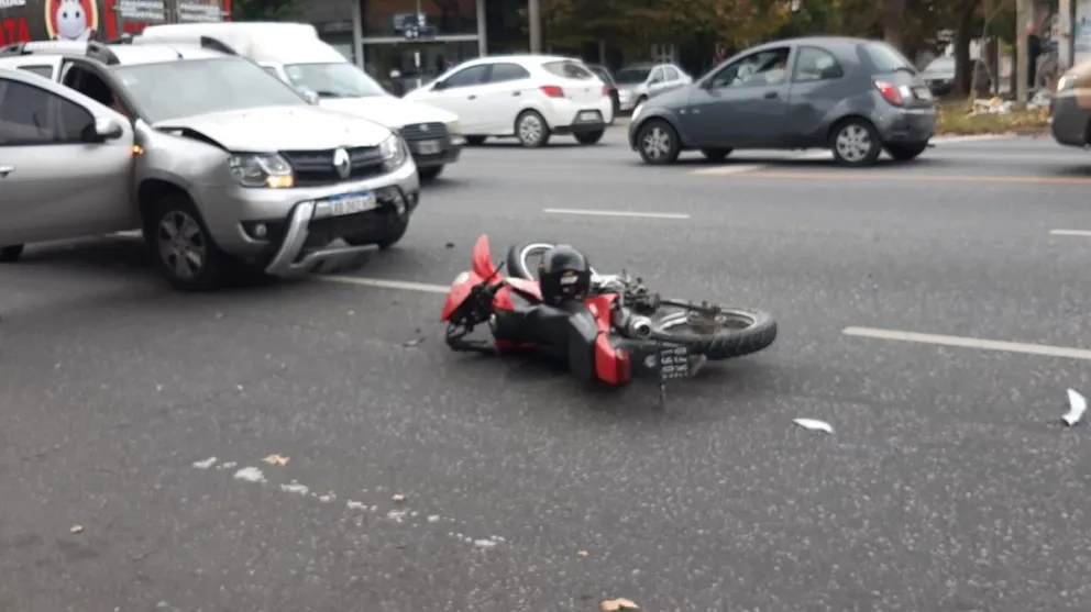 Una camioneta embistió a una moto de cross en Colón y Chaco