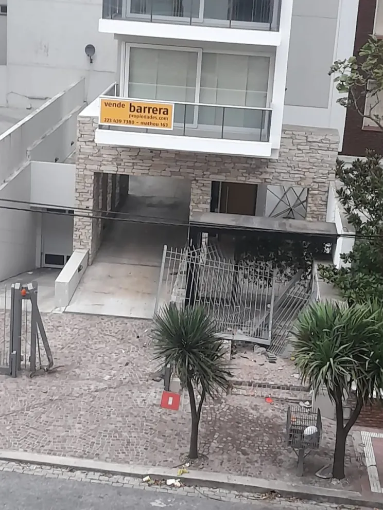 Automovilista alcoholizado y sin licencia destrozó el portón de ingreso a edificio de Playa Grande