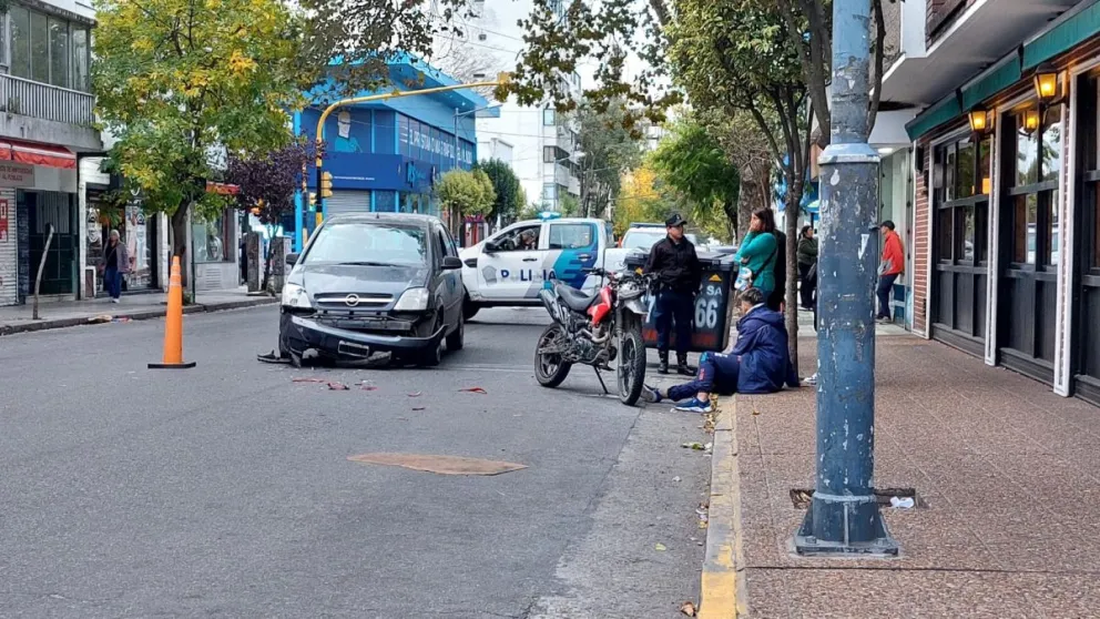 Un choque entre un auto y una moto complicó el tráfico en pleno microcentro marplatense