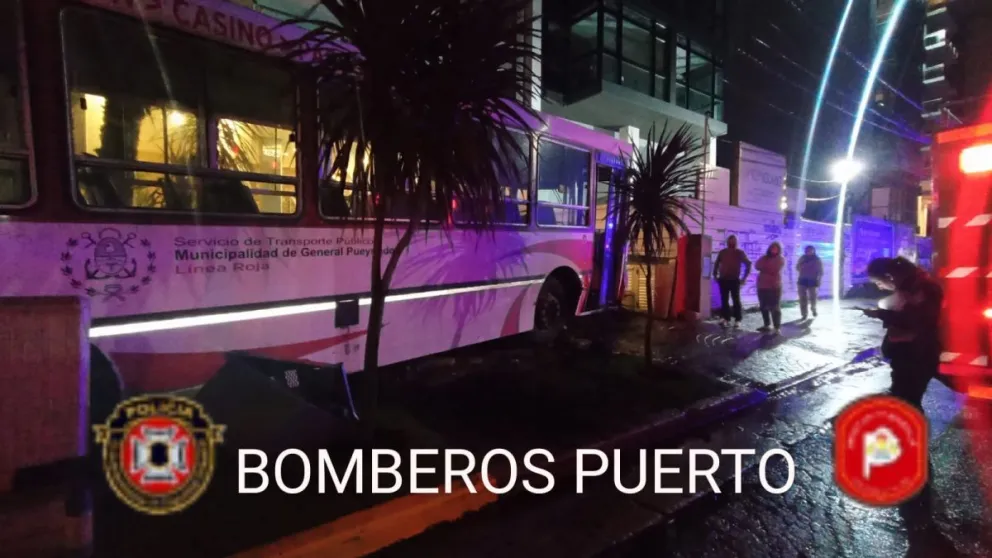 Colectivo cruzó de carril por Alem y chocó contra el frente de un edificio