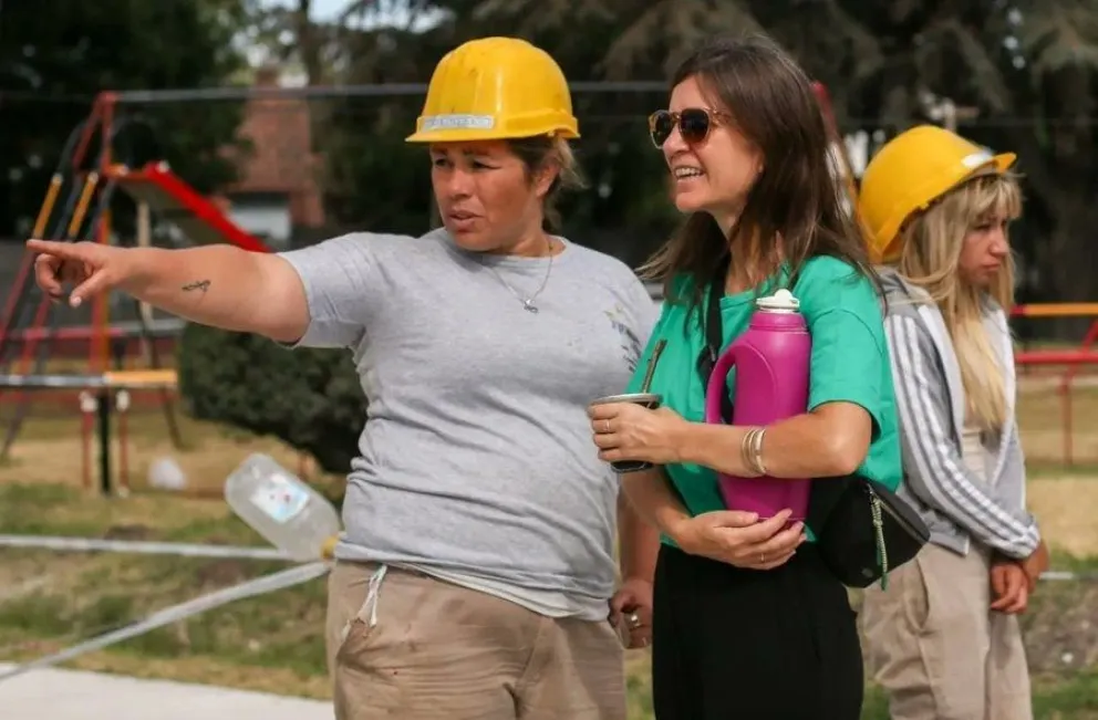 Raverta recorrió los trabajos que se realizan en la Plaza Barrio Jorge Newbery 
