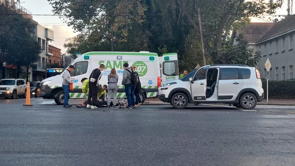 Una joven fue atropellada en la avenida Juan B. Justo y debió ser asistida por el SAME